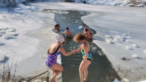 Baie la copcă pe frig extrem la Giroc. Zeci de temerari au intrat în apă înghețată