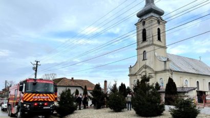 Incendiu la un lăcaș de cult din Sacoșu Mare. Zeci de persoane s-au autoevacuat în siguranță