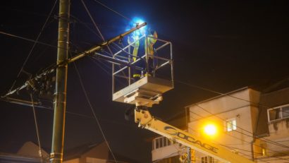 Primăria Timișoara continuă eliminarea cablurilor aeriene ilegale de pe marile artere