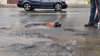 Gropi pe marile artere din Timișoara după topirea zăpezii