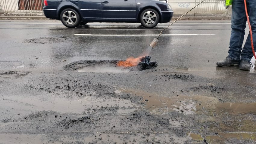 Gropi pe marile artere din Timișoara după topirea zăpezii