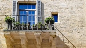 Juridic | Mirosul de la bucătăria vecinului, mutată în balcon, ajunge la mine