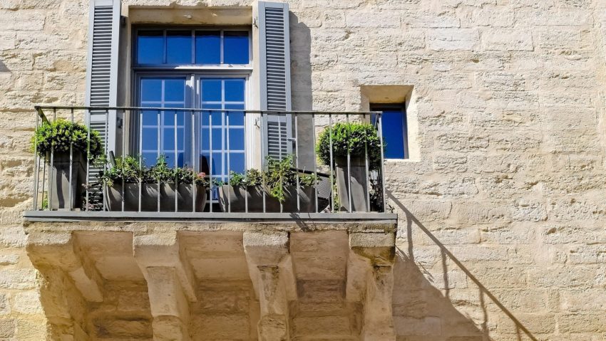 Juridic | Mirosul de la bucătăria vecinului, mutată în balcon, ajunge la mine