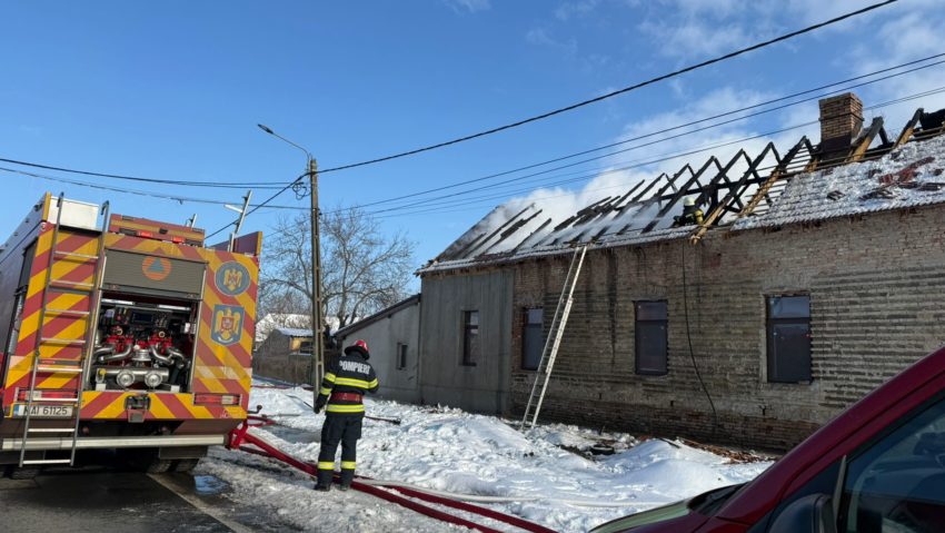 Incendiu la acoperișul unei case din Cenei. Pompierii au intervenit cu mai multe autospeciale