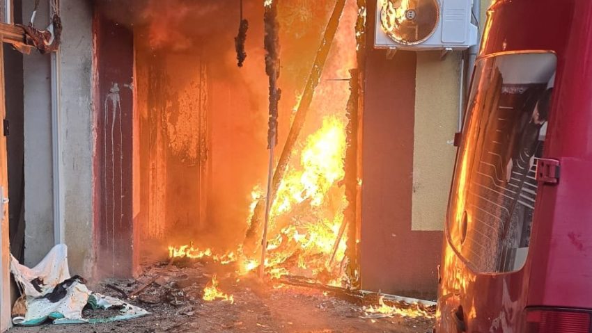 Faţada unui bloc din Reșița a fost cuprinsă de flăcări