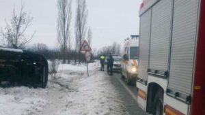 Un microbuz cu opt pasageri s-a răsturnat la Călan