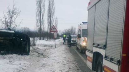 Un microbuz cu opt pasageri s-a răsturnat la Călan
