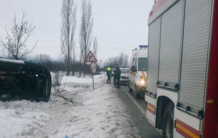 Un microbuz cu opt pasageri s-a răsturnat la Călan