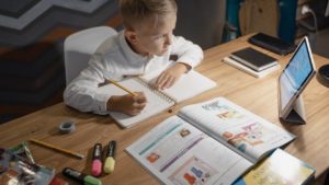 Elevii din Lipova fac cursuri online din cauza frigului în clase