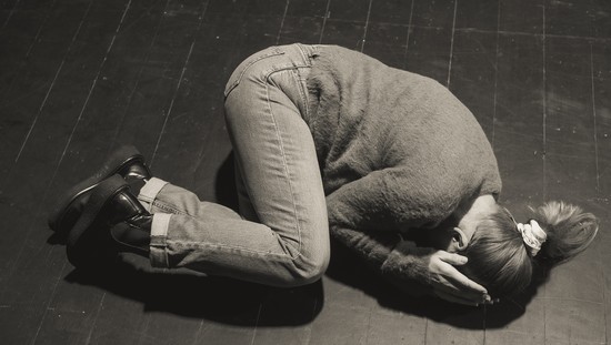 „Strada Fericirii 12A”, spectacol-document despre vocile neauzite ale violenței domestice, în premieră la Teatrul Maghiar din Timișoara