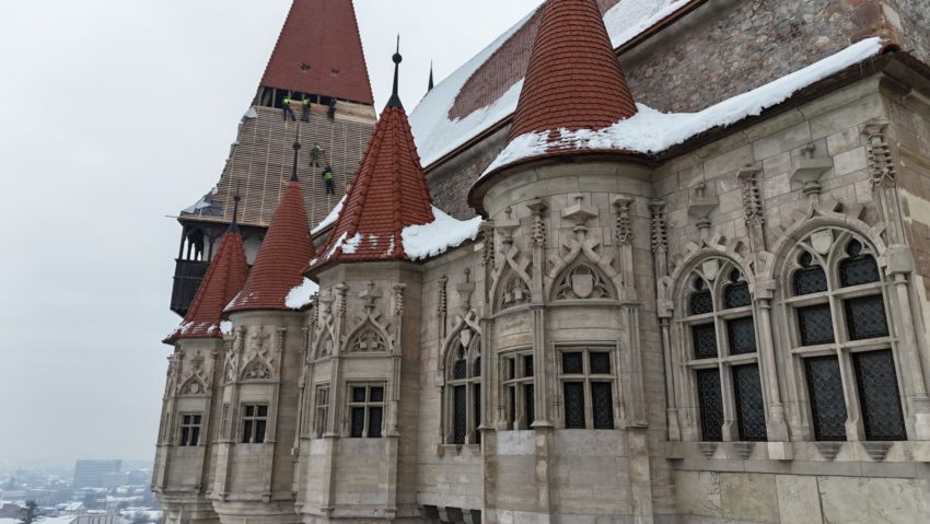 Lucrările de restaurare au fost reluate la Castelul Corvinilor