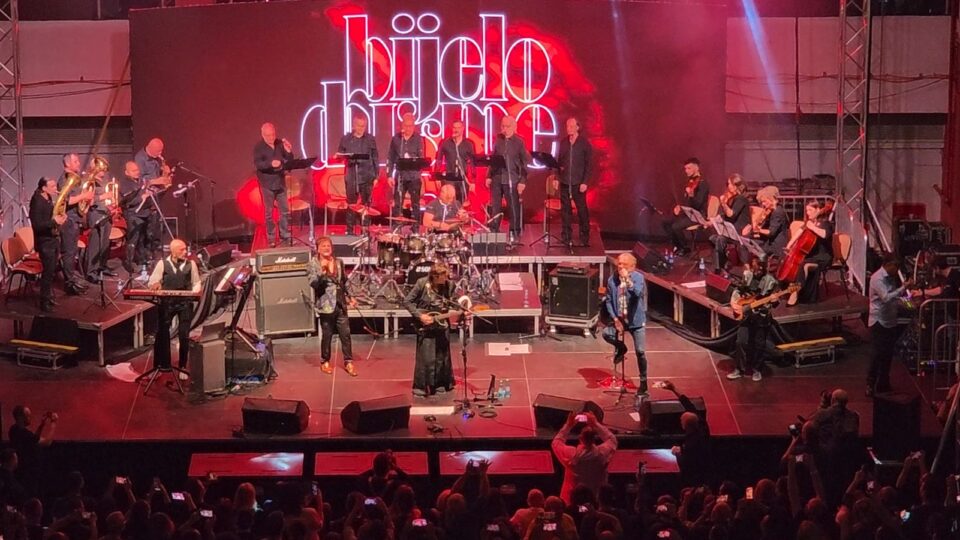 Chemați intens de public, cei de la Bijelo Dugme au revenit pe scenă cu o impresionantă orchestră | VIDEO & FOTO