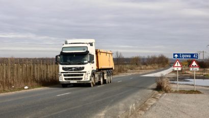 Cel mai aglomerat și mai degradat drum din Timiș intră în șantier