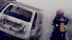 Mașină cuprinsă de flăcări pe autostrada A1 în Timiș