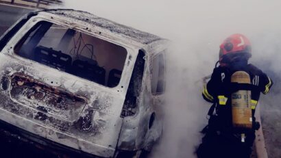 Mașină cuprinsă de flăcări pe autostrada A1 în Timiș