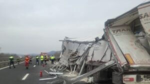 Accident pe autostrada A1 între două autocamioane