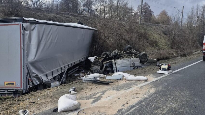 Tragedie pe DN 6 în Caraș-Severin. Doi copii și tatăl lor, morți într-un accident