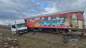 Accident feroviar în Timiș; automotor implicat într-o coliziune cu o autocamionetă