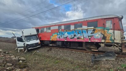 Accident feroviar în Timiș; automotor implicat într-o coliziune cu o autocamionetă