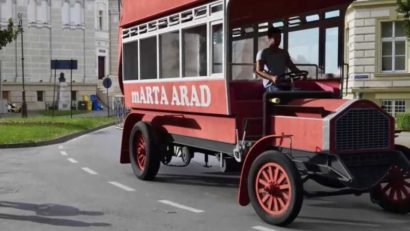 Replica autobuzului „Marta”, fabricat la Arad acum un secol, va circula cu turiști până la vară