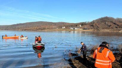 Bărbat dispărut în Lacul Surduc. Intervenție cu bărci, sonare și scafandri