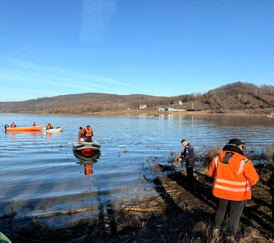 Bărbat dispărut în Lacul Surduc. Intervenție cu bărci, sonare și scafandri