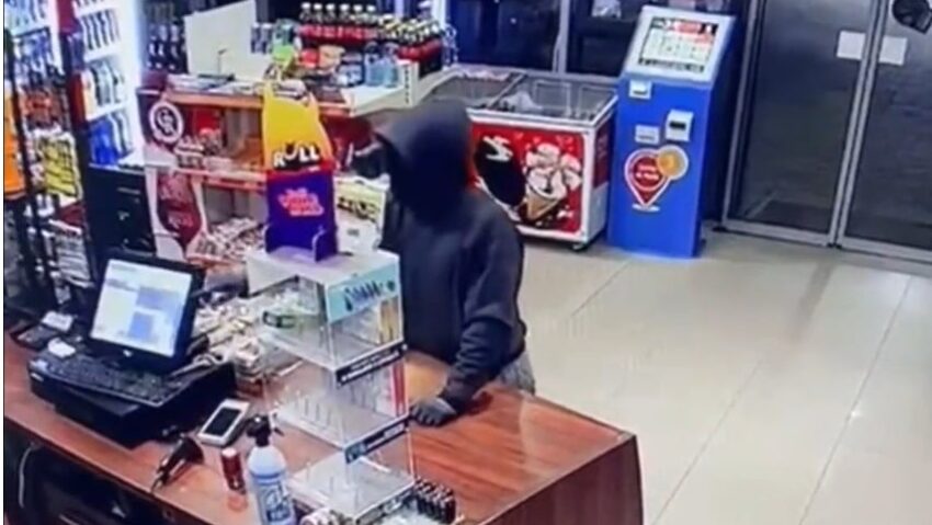 Bărbat reţinut după ce a intrat într-o benzinărie mascat și a furat bani