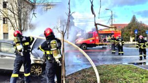 Autoturism în flăcări pe o stradă din Timișoara