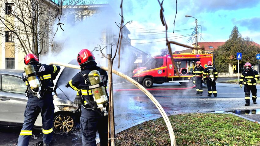 Autoturism în flăcări pe o stradă din Timișoara