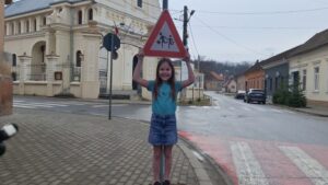 Machete cu copii montate pe marginea drumului, pentru a-i face pe șoferi să încetinească