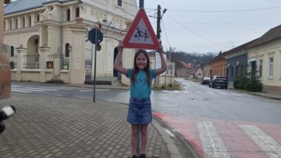 Machete cu copii montate pe marginea drumului, pentru a-i face pe șoferi să încetinească