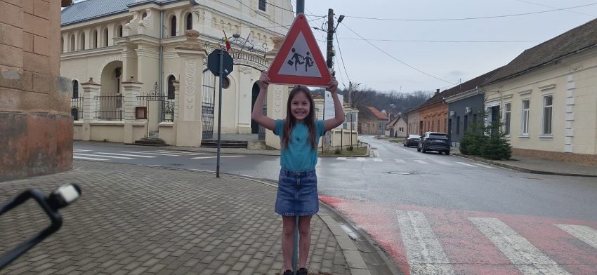 Machete cu copii montate pe marginea drumului, pentru a-i face pe șoferi să încetinească