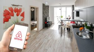 Apartamentele închiriate în regim Airbnb, în atenția Poliției Locale Arad