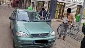 Prins la volan pe o stradă pietonală din Timișoara și cu permisul fals