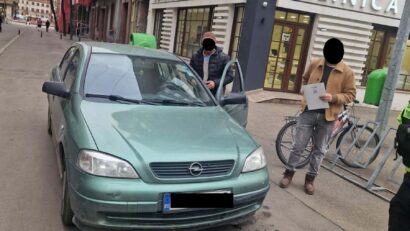 Prins la volan pe o stradă pietonală din Timișoara și cu permisul fals