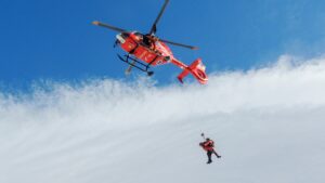 Zeci de persoane salvate de pe munte în ultimele 24 de ore