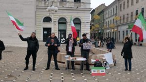 Protest la Timișoara pentru libertate în Iran. Zeci de oameni s-au adunat în Piața Victoriei
