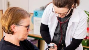 Caravana cu Medici ajunge la Tomești; consultații și analize gratuite pentru prevenția diabetului