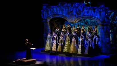 Spectacolul Extraordinar „Săptămâna Patimilor”: „Povestea noastră muzicală urmărește pașii lui Iisus Hristos, într-un mod intens și sensibil, specific ‘sonorităților madrigalești” spune Anna Ungureanu, dirijor al corului.