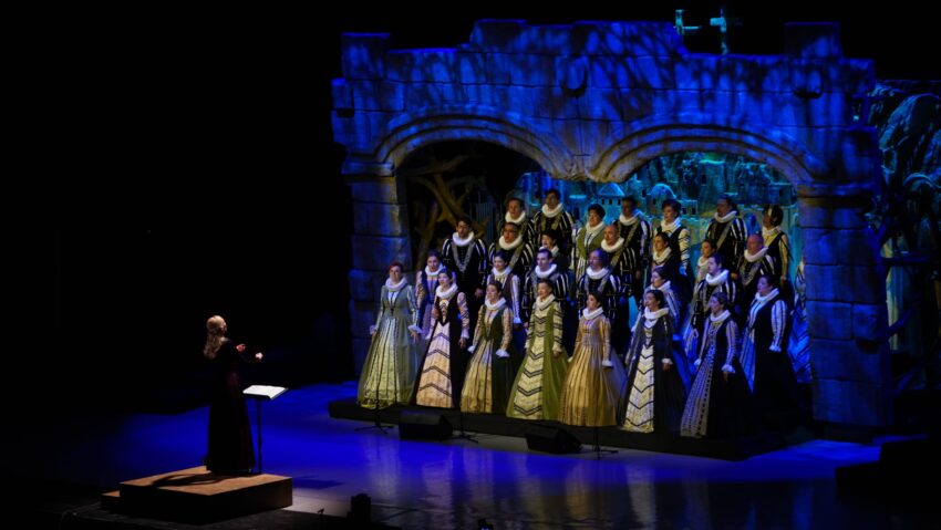 Spectacolul Extraordinar „Săptămâna Patimilor”: „Povestea noastră muzicală urmărește pașii lui Iisus Hristos, într-un mod intens și sensibil, specific ‘sonorităților madrigalești” spune Anna Ungureanu, dirijor al corului.