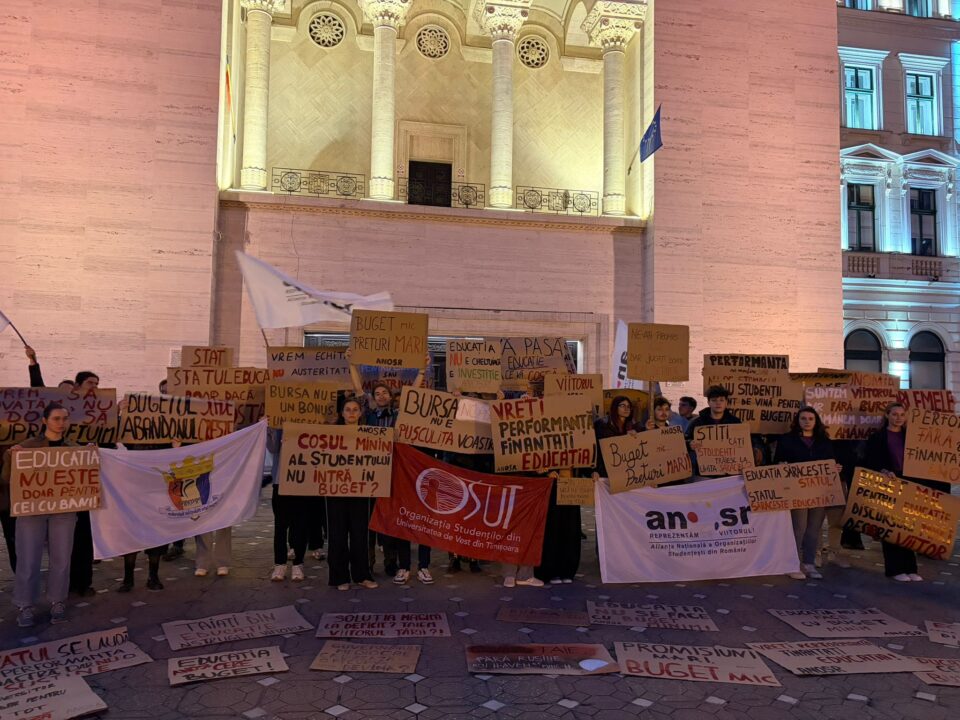 Studenții au protestat în Piața Victoriei din Timișoara față de tăierile din educație
