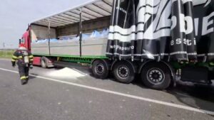 Accident pe E70 în Timiș. Un camion transporta azotat de amoniu, zona a fost evacuată