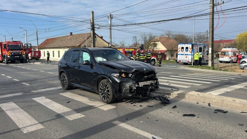 Accident rutier în Dumbrăvița: un șofer de 60 de ani a ajuns la spital după o coliziune