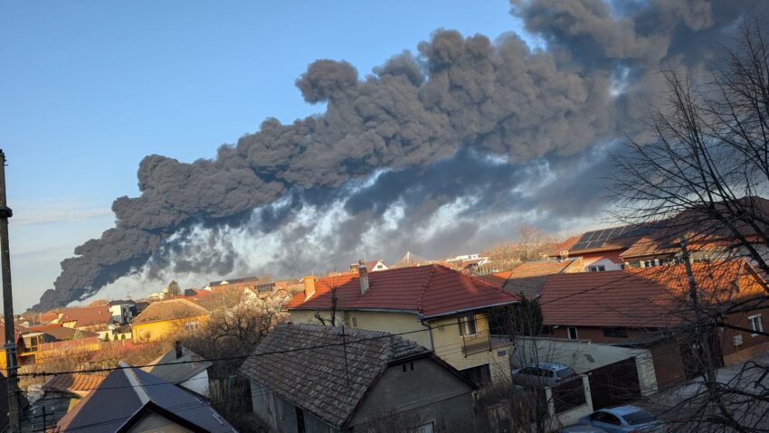Incendiu puternic la o fabrică de polistiren din Arad. Populația, avertizată prin RO-ALERT din cauza fumului dens