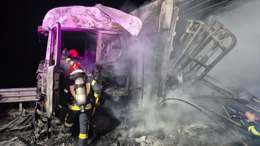 Autotren cu aparate de fitness, cuprins de flăcări pe autostrada A1, lângă Timișoara