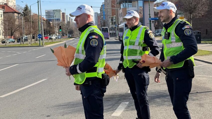Mărțișoare și flori oferite de polițiști timișorencelor, în prima zi de primăvară