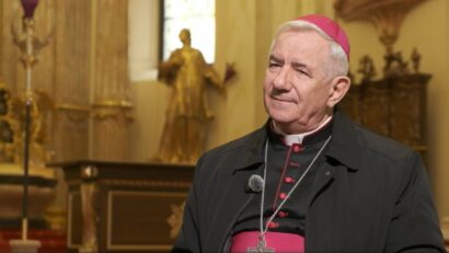 Credincioșii romano-catolici se pregătesc de Paște. ES József Csaba Pál episcop de Timișoara: Putem contribui să fie mai multă pace în această lume