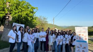 Consultații gratuite la Coronini: zeci de cazuri de diabet și afecțiuni grave descoperite de Caravana cu Medici