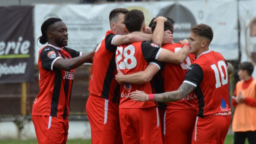 Reșița câștigă derby-ul; Dumbrăvița își complică situația / AUDIO