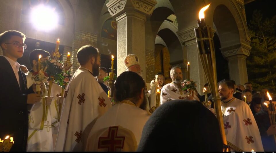 Mii de timișoreni au întâmpinat Învierea la Catedrala Mitropolitană